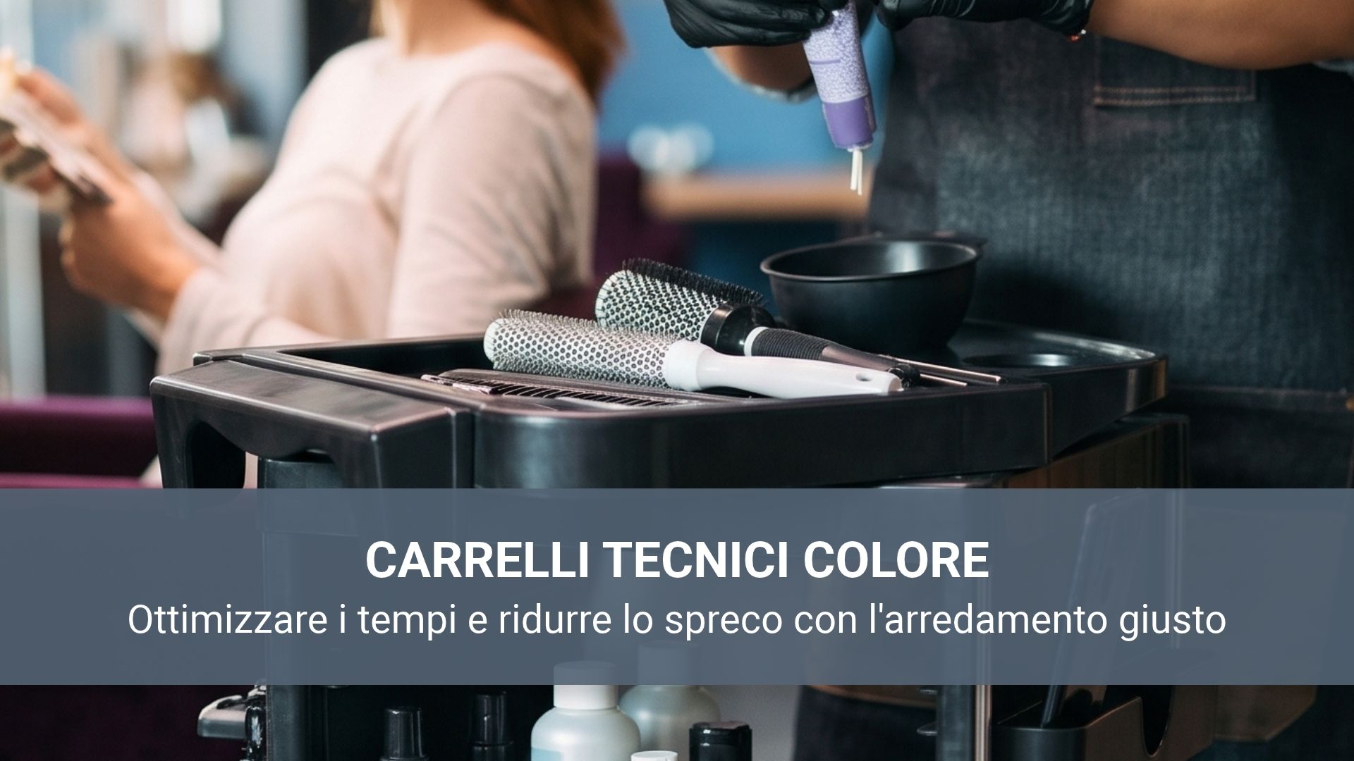 parrucchiera che sta mischiando la tinta sopra ad un carrello tecnico per il colore